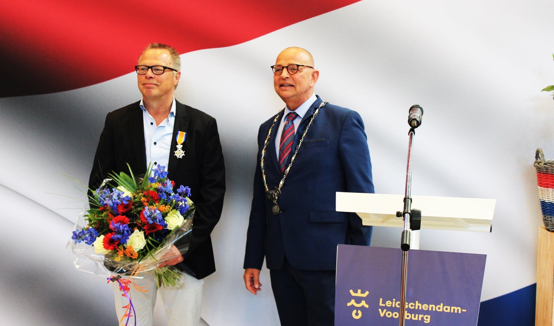 Tjaard de Vries werd benoemd tot Ridder in de Orde van Oranje-Nassau en kreeg de bijbehorende versierselen op gespeld door burgemeester Jules Bijl (foto: Dick Janssen).
