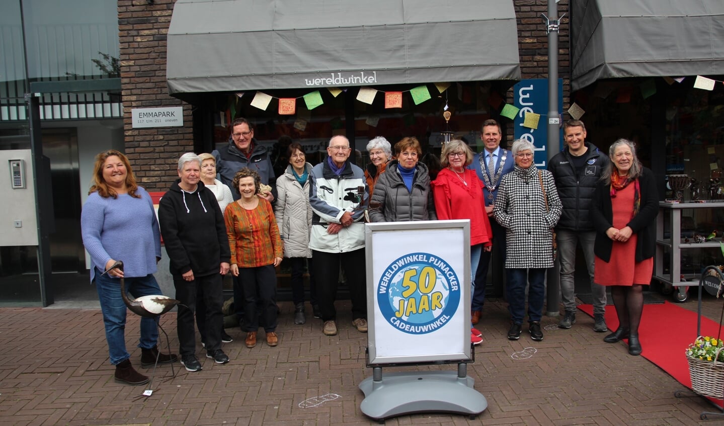 De burgemeester was uiteraard ook van de partij bij het vijftigjarig jubileum van de Wereldwinkel.