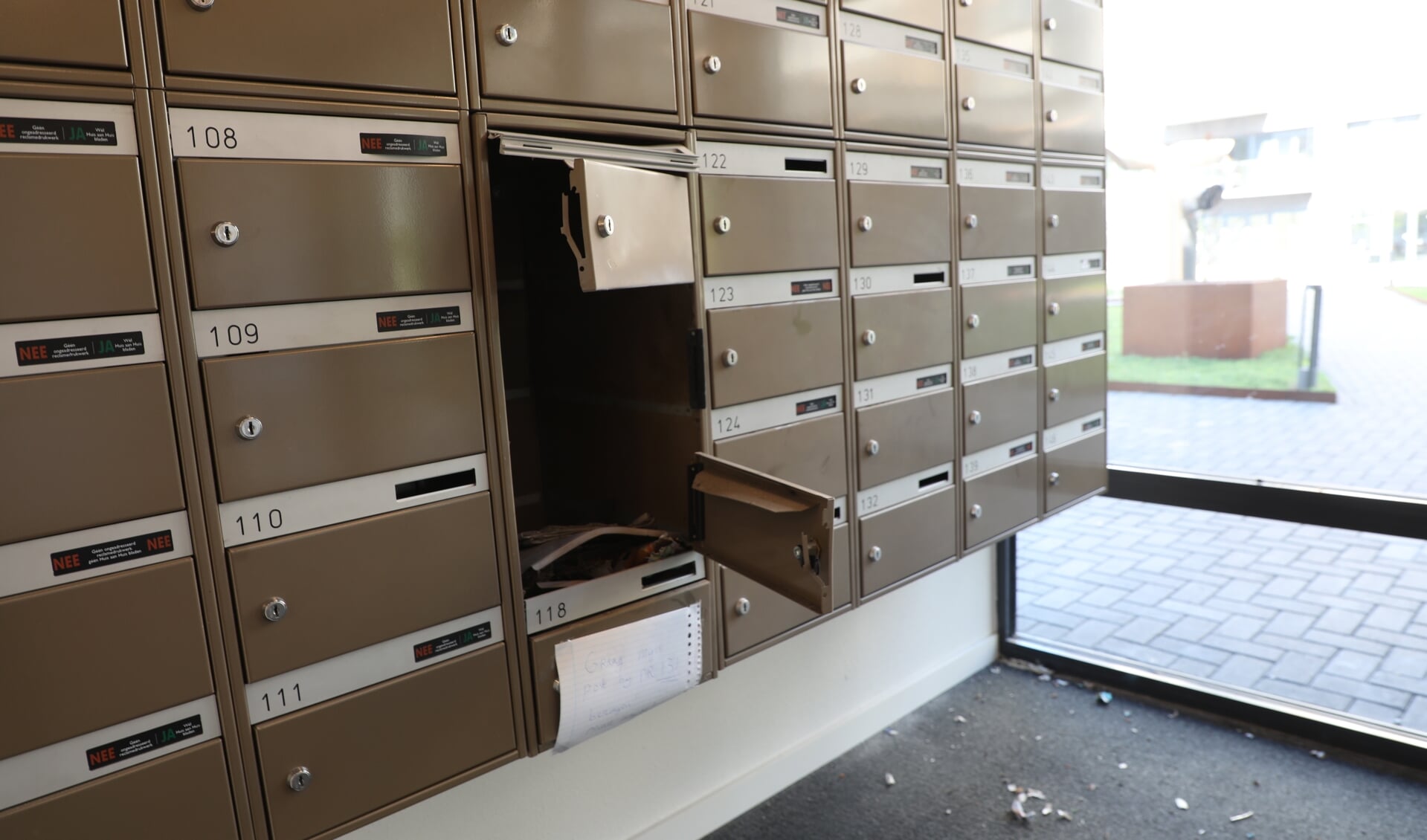 De schade aan de brievenbussen is groot; met name op het Burgemeester Feithplein in Voorburg (foto: Sebastiaan Barel).