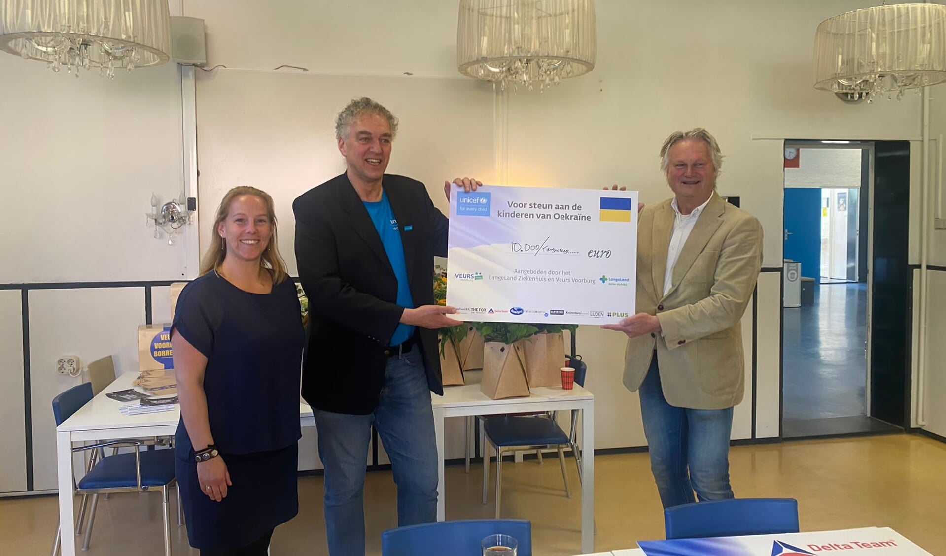 Ruth Sluijter en Pier Eringa overhandigen een cheque van 10.000 euro aan Unicef-vertegenwoordiger Jan Marijnissen. (Foto: PR)