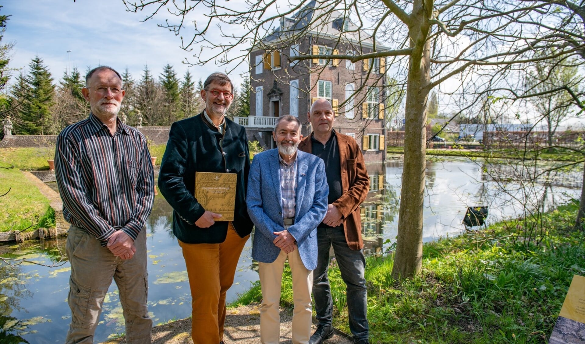 De auteurs en vormgever overhandigen het eerste exemplaar aan René Dessing, voorzitter van de sKBL. (Foto Francis Saris)