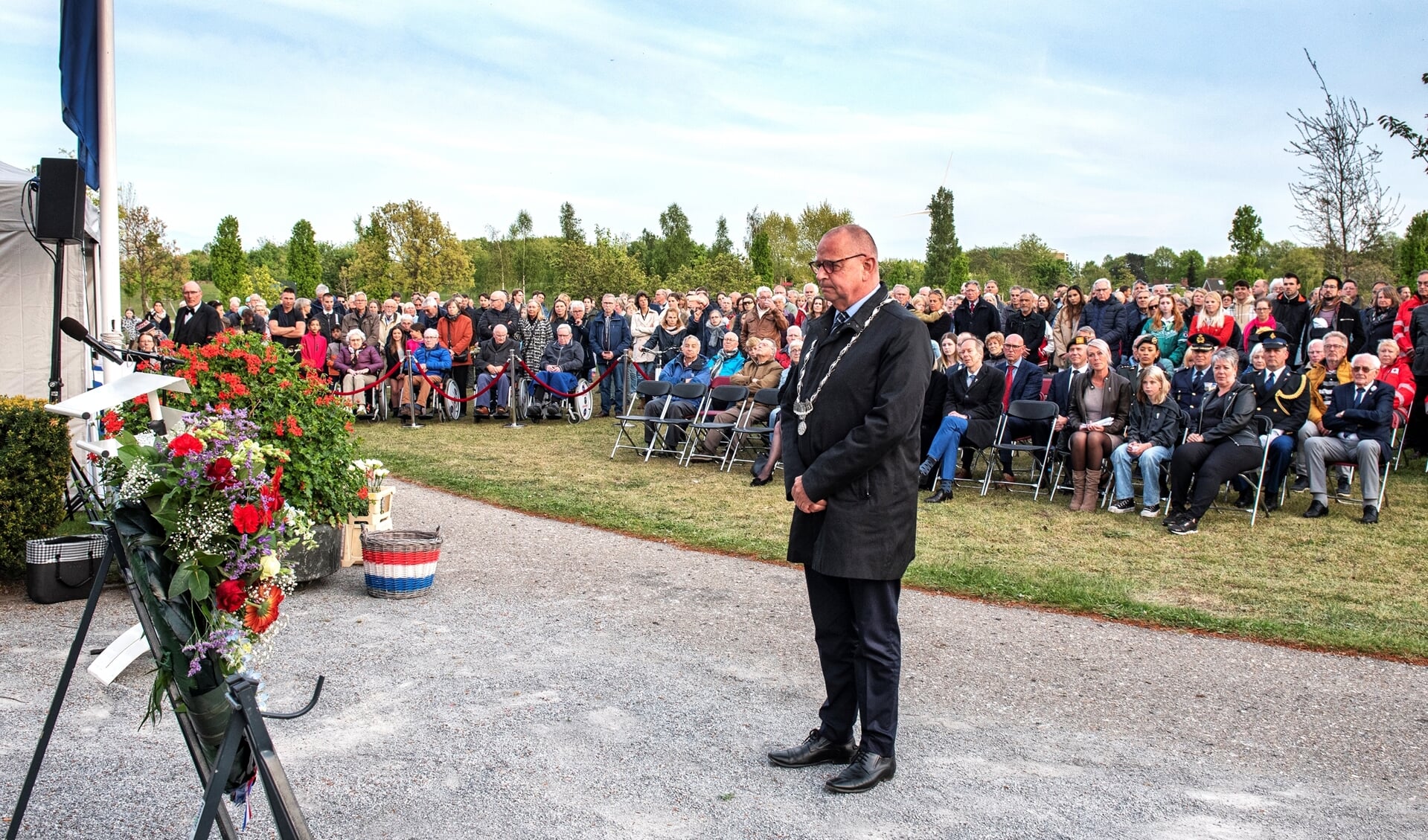 Burgemeester Jules Bijl legde een krans bij het Monument voor Vrede en Vrijheid in Park Sijtwende (foto: Michel Groen).