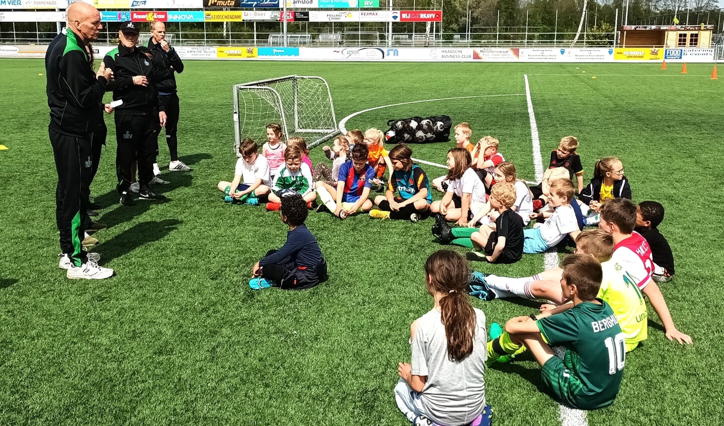 Kinderen krijgen instructies voor hun volgende voetbalspelletje (foto: pr SEV).