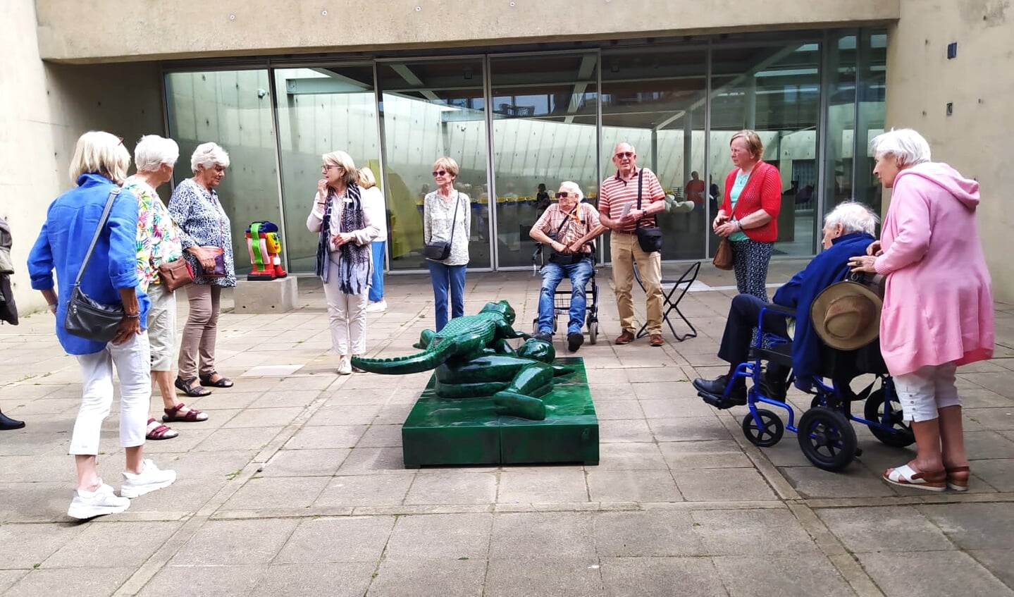 Door een van de vrijwilligers van het museum Beelden aan Zee werd een rondleiding gegeven (foto: pr).