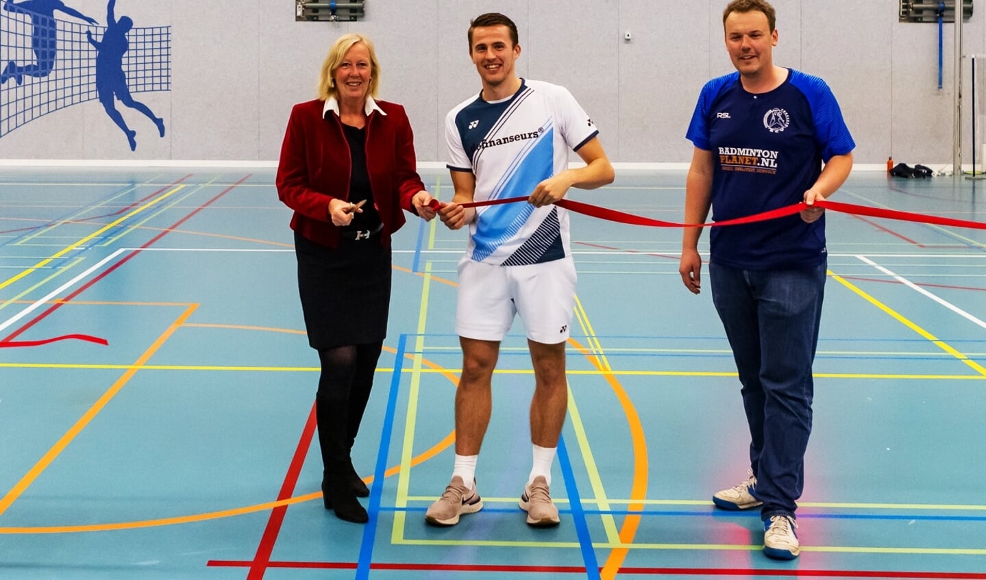 Wethouder Astrid van Eekelen, Mark Caljouw en voorzitter van Badmintonclub Voorburg Gert Scholtes (foto: René Lagerwaard).