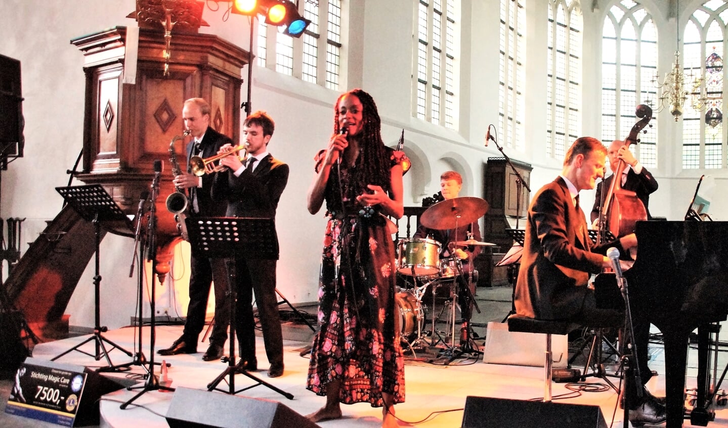 Het Peter Beets quintet en zangeres Izalinde Calister verzorgden een avond met hun Gershwin Celebration (foto: pr Lions Voorburg). 