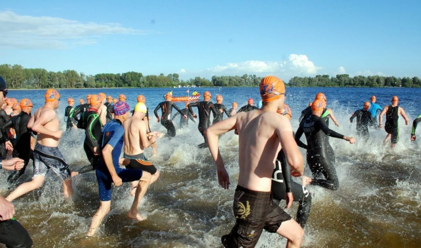 De race bestaat uit 250 meter zwemmen, 13,5 kilometer fietsen en 2,5 kilometer hardlopen.