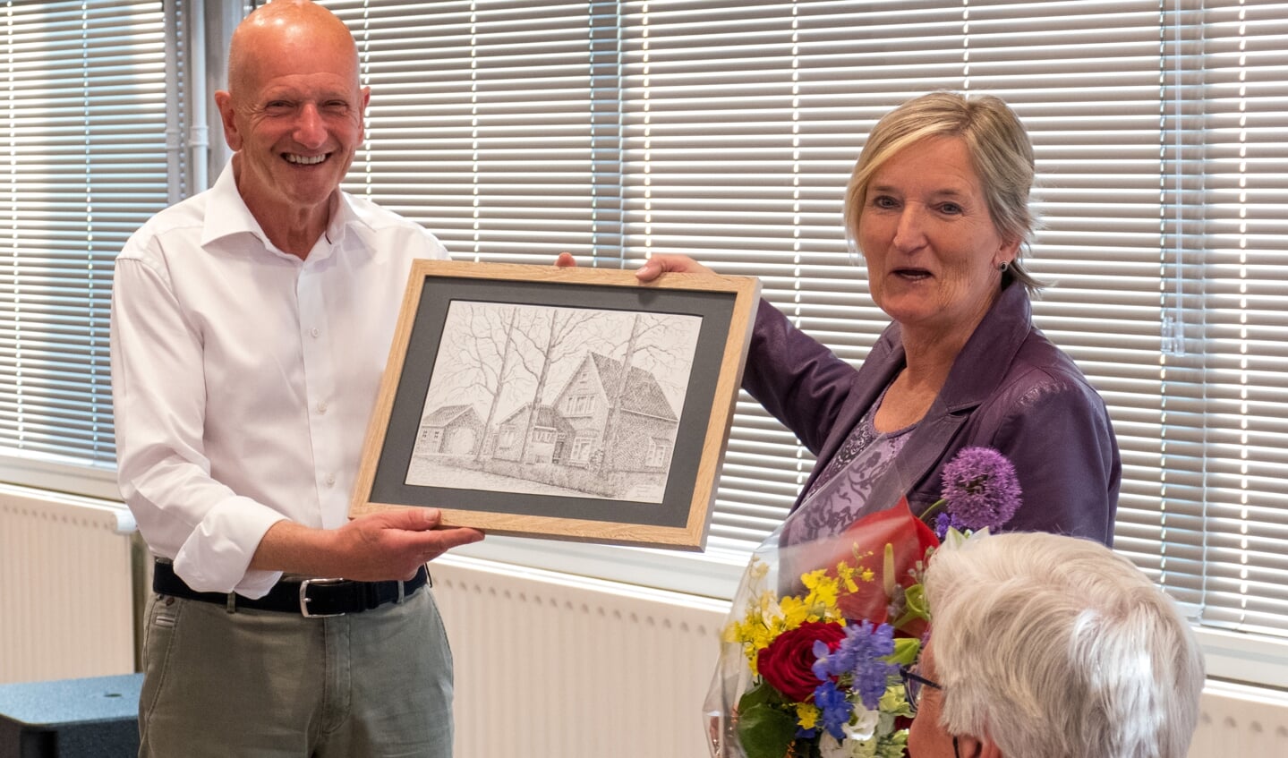 Angela van der Bulk ontvangt van voorzitter Paul van Winden een tekening van haar ouderlijk huis gemaakt door Jan van der Sman.
