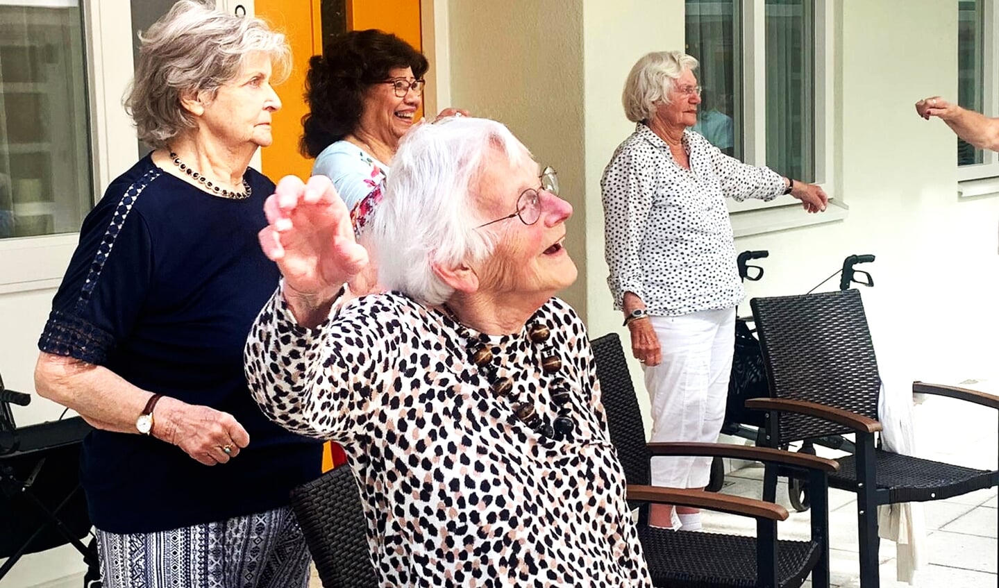Vorig jaar werd er door ruim 100 deelnemers enthousiast meegedaan aan de Nationale Balkon Beweegdag met ouderengym (foto: SenW)..