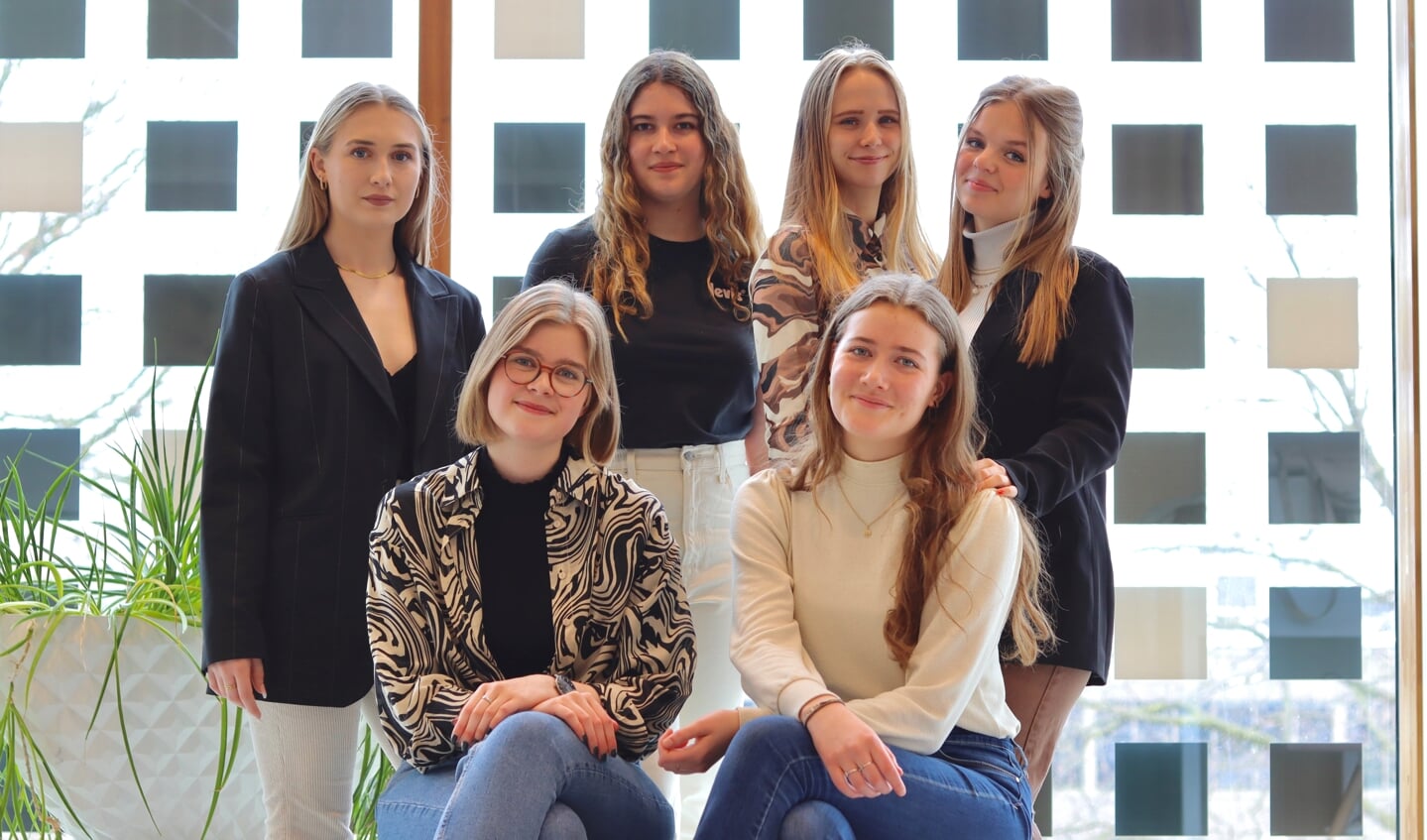 Van links naar rechts: Julia de Lijster, Tessa Kelderman, Jasmijn Apte, Roos Veling, Laura Kaai, Nora Nuis.