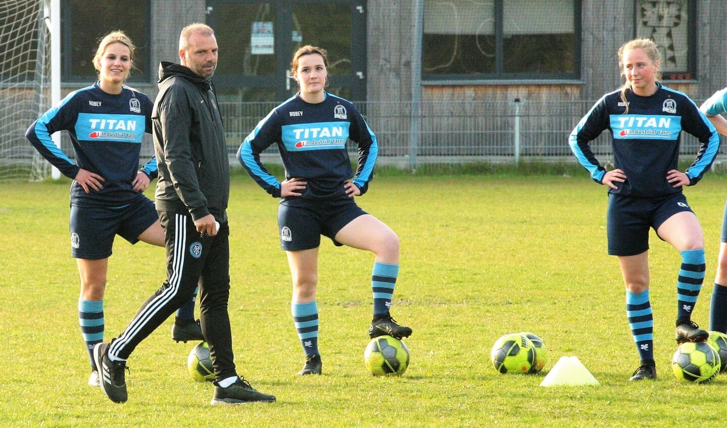 Training van Maurice Steijn bij de vrouwen van Forum sport (foto: pr).