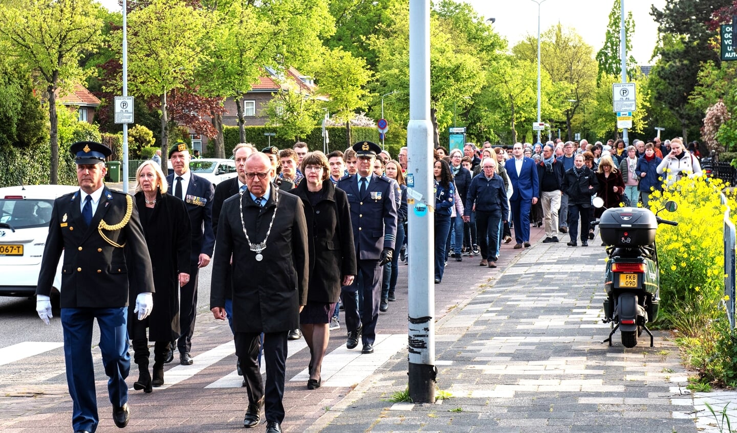 De stoet onder aanvoering van burgemeester Jules Bijl op weg naar de dodenherdenking (foto: Michel Groen).