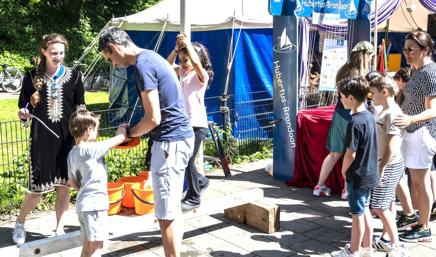 Drukte op het plein bij Hubertus Brandaan tijdens het Lentefeest (foto: Michel Groen).