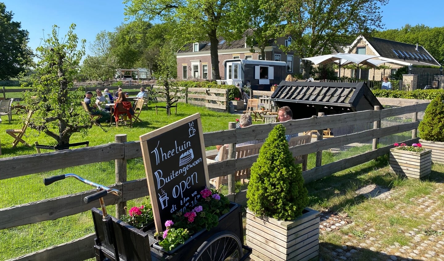 De theetuin ligt middenin een landelijke omgeving waar veel fietsers en wandelaars voorbij komen, vlakbij de Ackerdijkse Plassen.