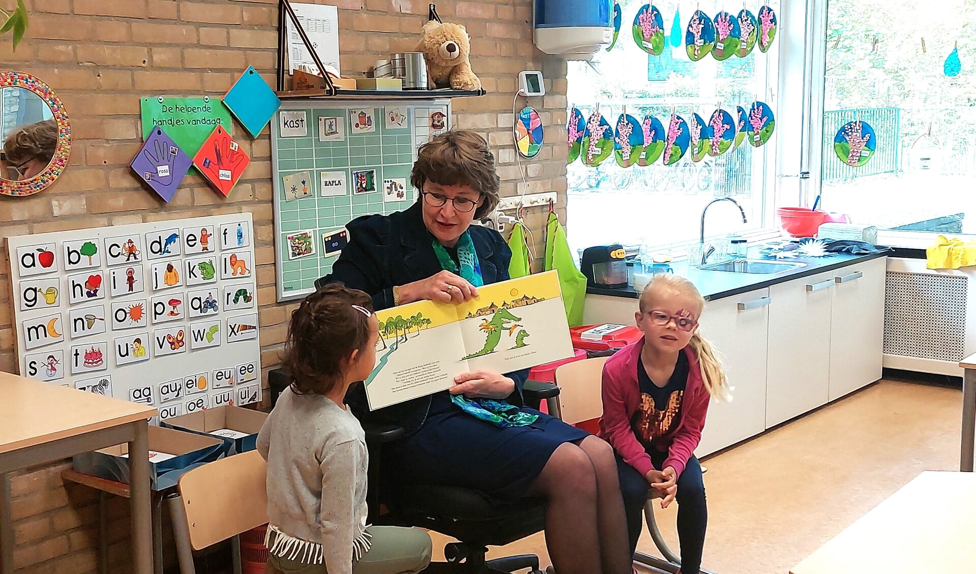 Wethouder Bouw leest voor aan kinderen groep 1 en 2 basisschool Essesteijn Voorburg (foto: basisschool Essesteijn).