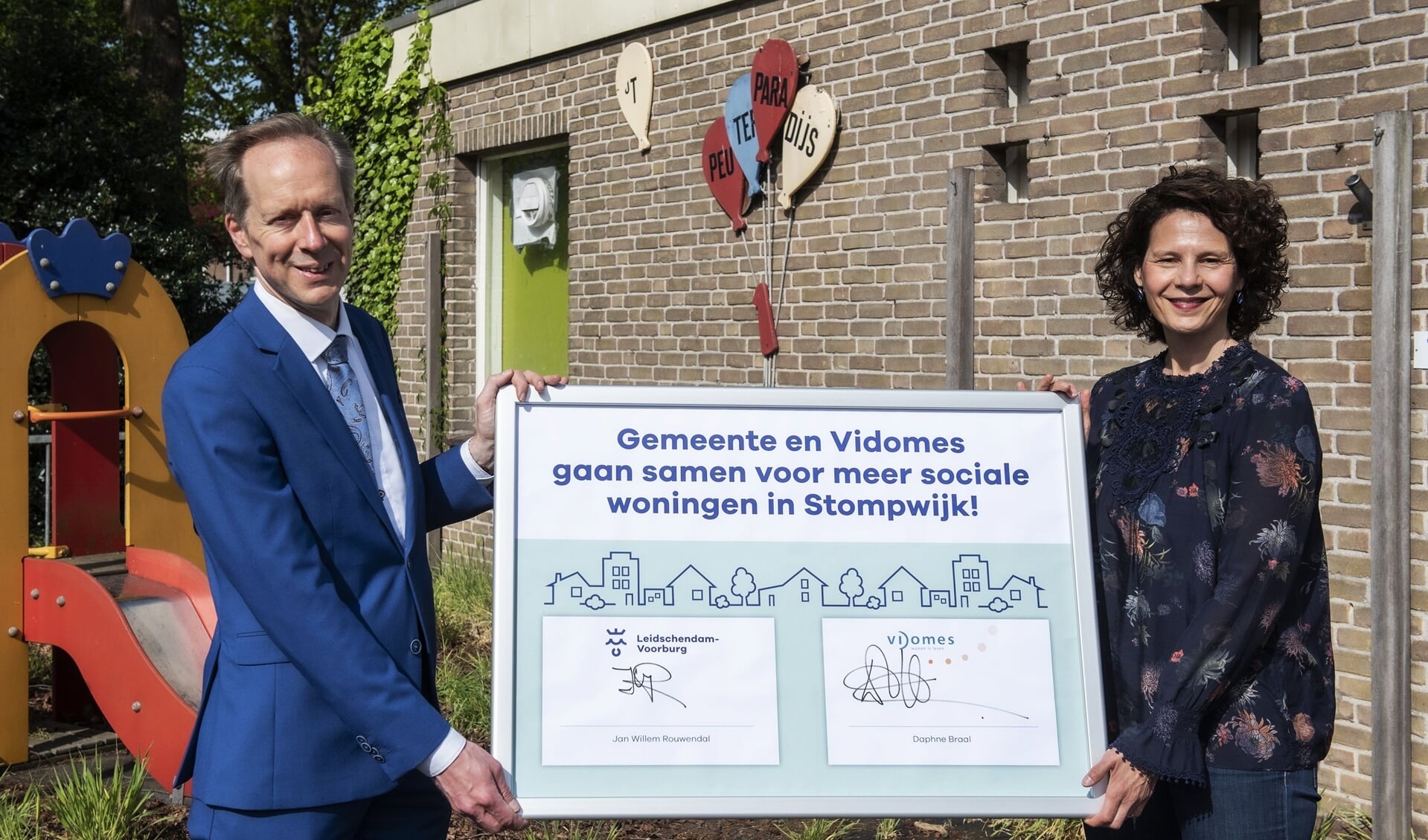 Wethouder Rouwendal en bestuurder Braal van Vidomes gaan voor meer sociale huurwoningen in Stompwijk (foto: Michel Groen).