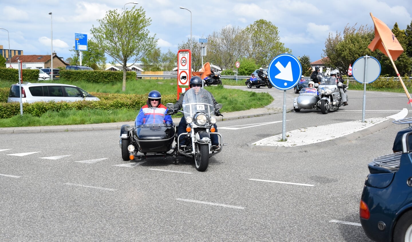 Wietse Pannekoek uit Berkel en Rodenrijs reed ook mee. Hier passeert hij met motorrijder Ton Polak de Hoefweg N209 in Bleiswijk. (foto: Rolf van den Berg)