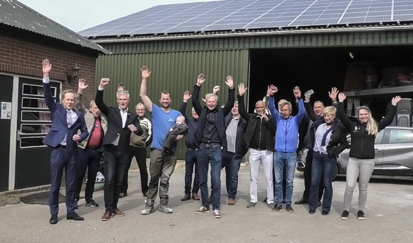 De deelnemers aan het zonnepanelenproject met zonnepanelen op de schuur van boerderij Akkerlust (foto: Henk Knoester).
