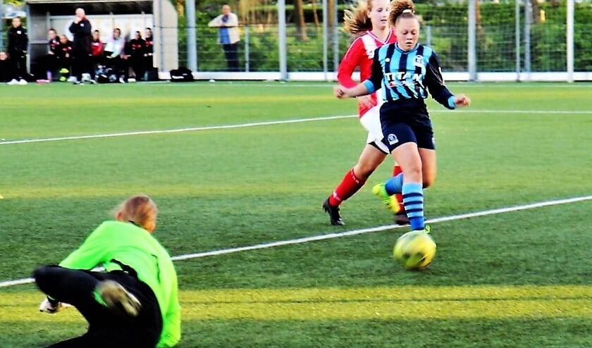 Roxy Visser (Forum Sport Vrouwen) scoort hier het enige doelpunt tegen LYRA (foto: Ap de Heus).