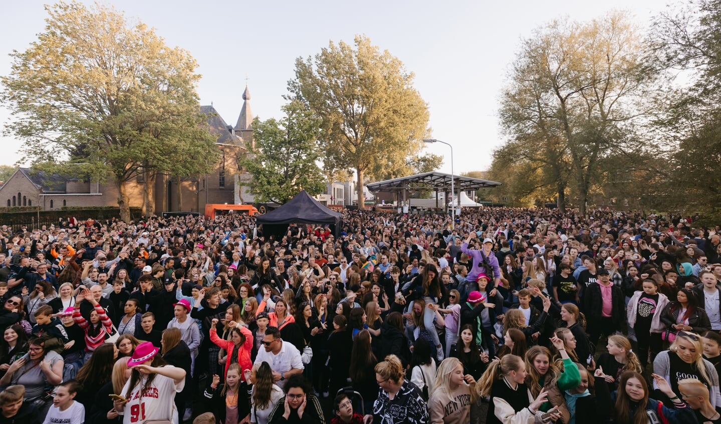 Drukt op het Nicolaasplein bij die Verruckte Stunde. Foto: Alina Krasieva