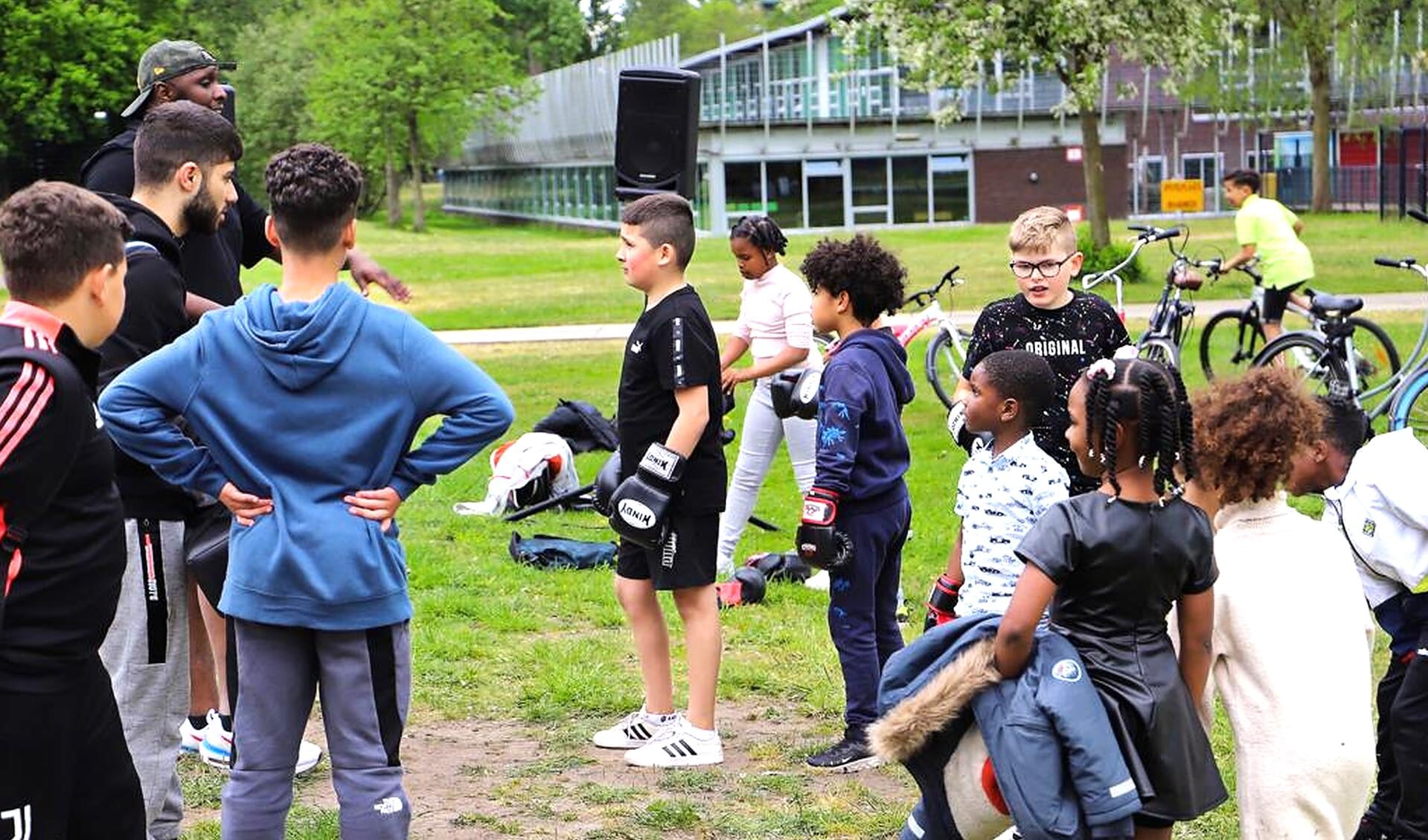 Ter afsluiting van de Ramadan werd een groot buurtfeest gegeven in De Prinsenhof (foto: SenW).