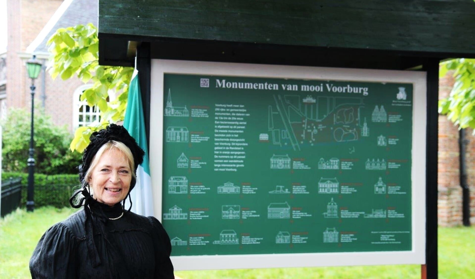 Cornelia Groen van Prinsterer mocht aan de Herenstraat in Voorburg het nieuwe monumentenbord met afdakje onthullen (foto: Ap de Heus). 