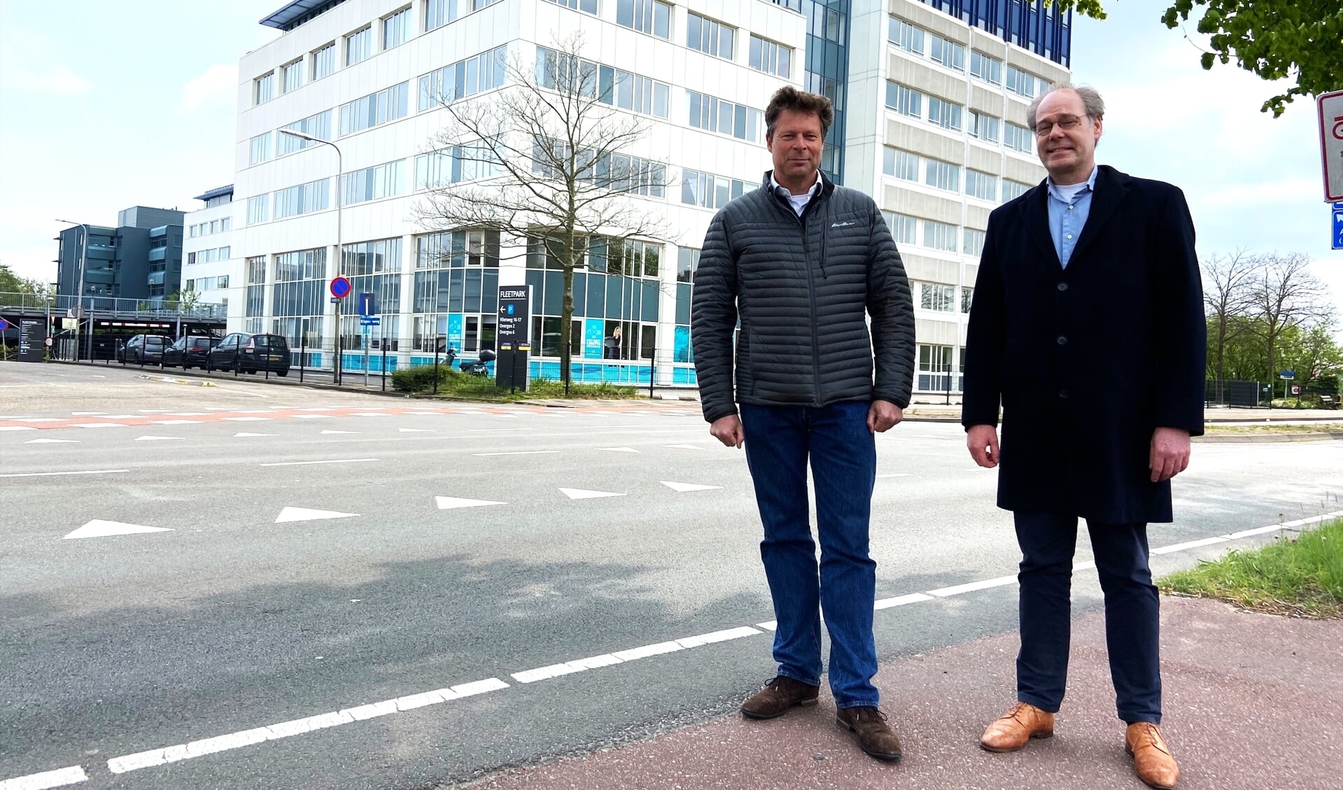  Wethouder Floor Kist en directeur vastgoed Ernst Kramer van IMP ondertekenden vrijdag 29 april het huurcontract (foto: pr gemeente LV).