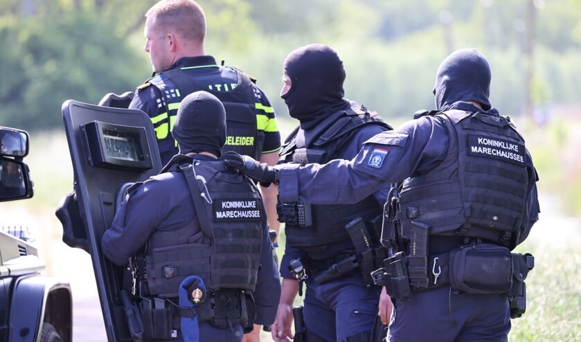 Ook het arrestatieteam en de Koninklijke Marechaussee werden  ingezet (foto: Sander Paardekooper).