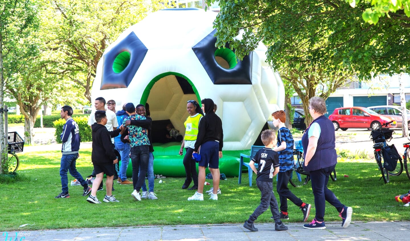 Stralend weer, vrolijke mensen, die meededen of meekeken bij de activiteiten in het thema Voetbal (foto: pr Fenomeen Bovenveen).