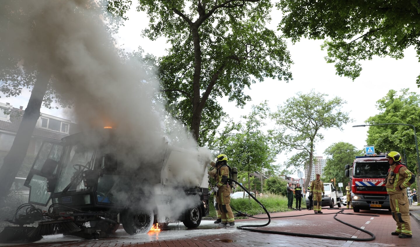 Forse rookontwikkeling door de brandende veegwagen (foto: Sebastiaan Barel).
