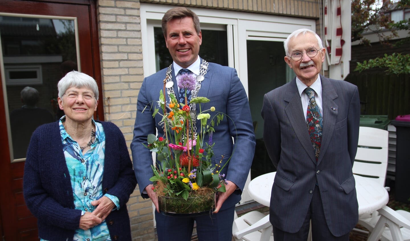 Joop van Ham en Christine van Ham-De Vries met in hun midden burgemeester Björn Lugthart.