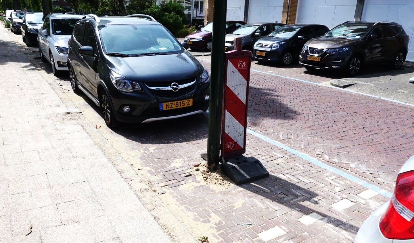 Op de Lydie Platestraat in Voorburg zijn lichtmasten midden op parkeerplaatsen neergezet. (foto: Ap de Heus).