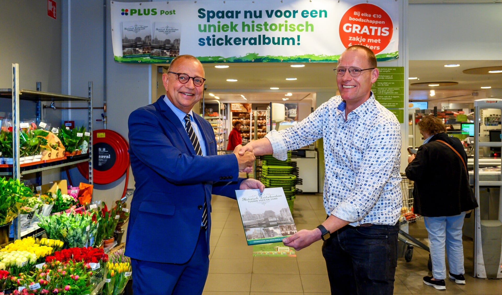 Burgemeester Jules Bijl ontvangt het eerste Historisch Stickeralbum uit handen van Tjipke Post (foto: Hein Athmer)