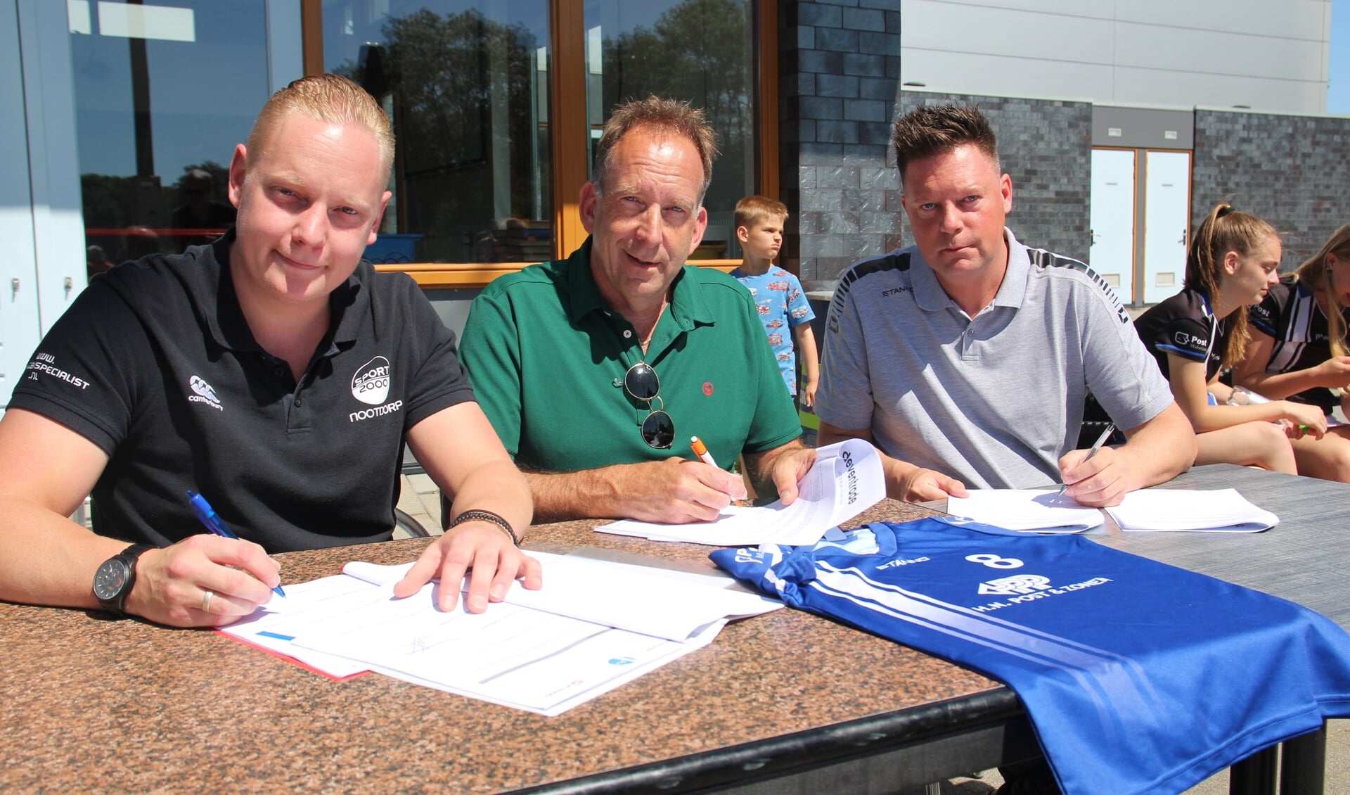 De ondertekening van het contract. Links Jeroen Kroeze van Sport 2000 Nootdorp, in het midden voorzitter Johan Diepens van Avantie en rechts Danny Kraaijeveld van Deventrade.