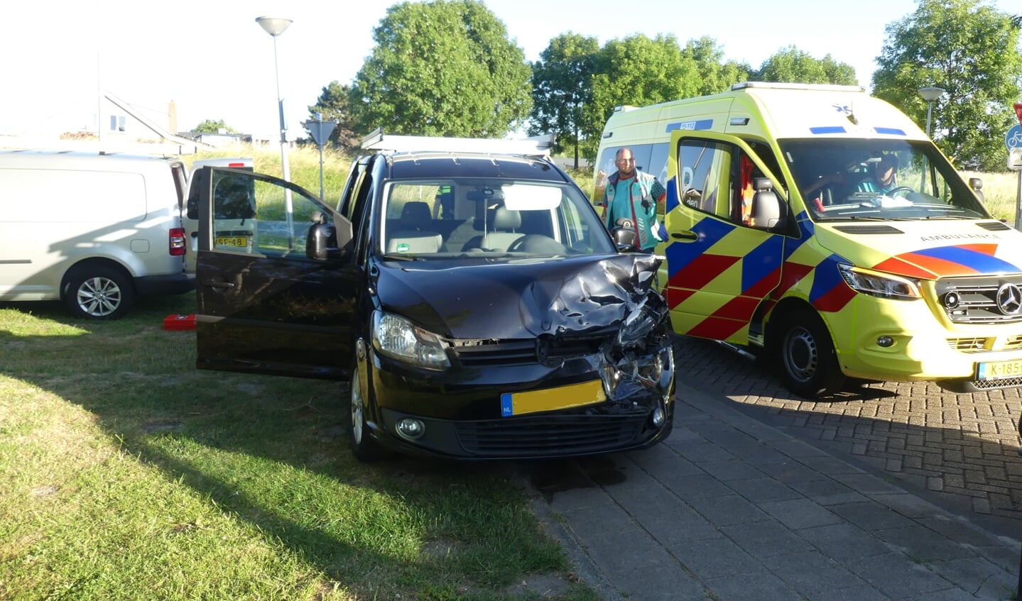 Twee voertuigen op de Gentiaan zaten na een botsing flink in de kreukels. (Foto: Spa Media)