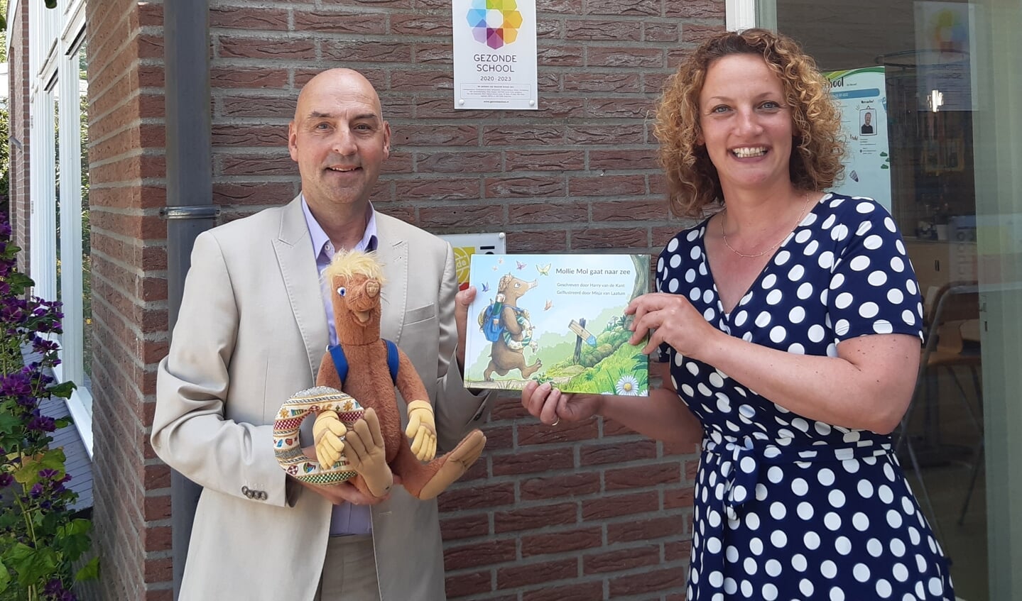 Harry van de Kant overhandige het boek aan directeru Yvette Baai-Muijsson. (Foto: PR)