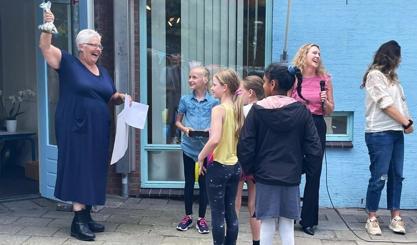 Projectleider Mariëtte van den Bosch neemt geld in ontvangst dat is ingezameld voor de school (foto: gemeente LV).