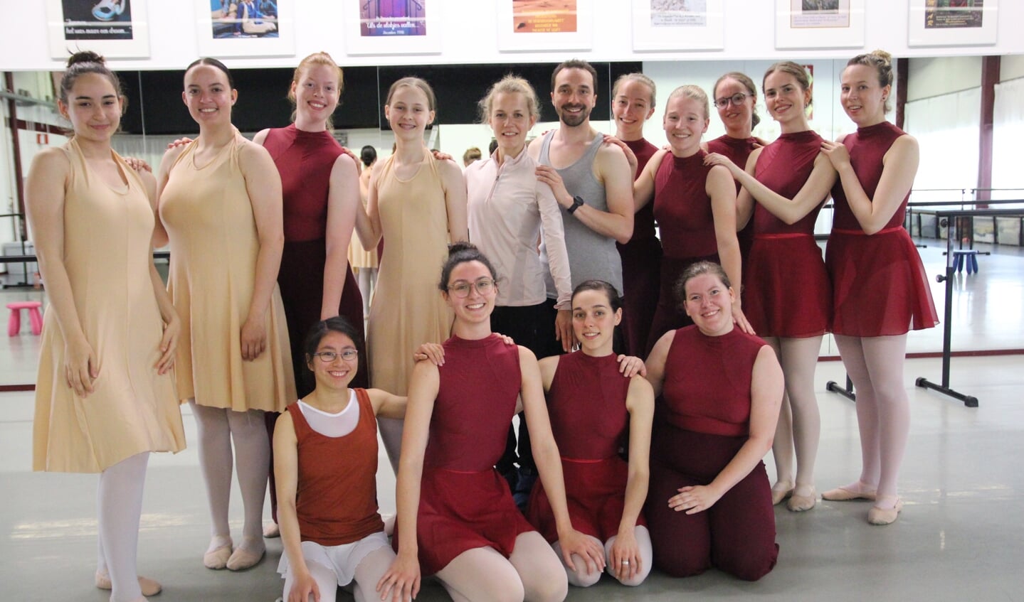 De dansgroep van De Dansacker met Youri Jongenelen en Julia Zuurbier van Pop-up Dance.