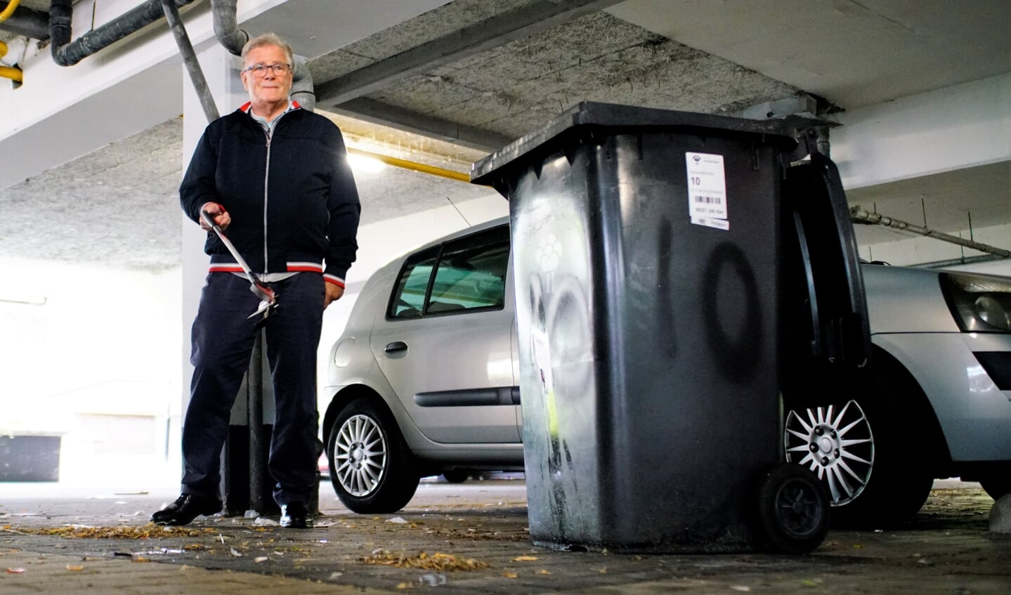 De heer Mertens trekt er regelmatig zelf op uit om de buurt schoon te houden.