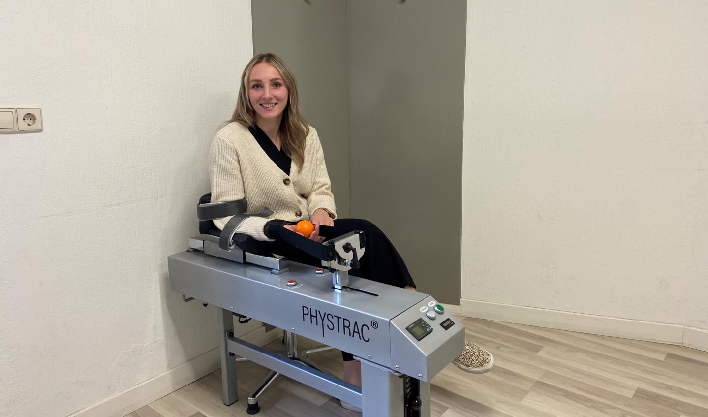 Fysiotherapeute Ilona Meinen bij het Phystrac-apparaat, waarmee al sinds 2011 uitstekende resultaten worden geboekt. 