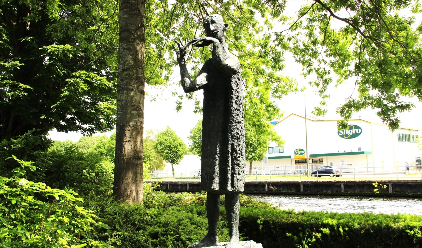 ‘De fluitspeler’, van Jan Snoeck, 1960, Schoolstraat, in het parkje bij de Vliet ter hoogte van de Voorhofstraat (foto: Marian Kokshoorn).