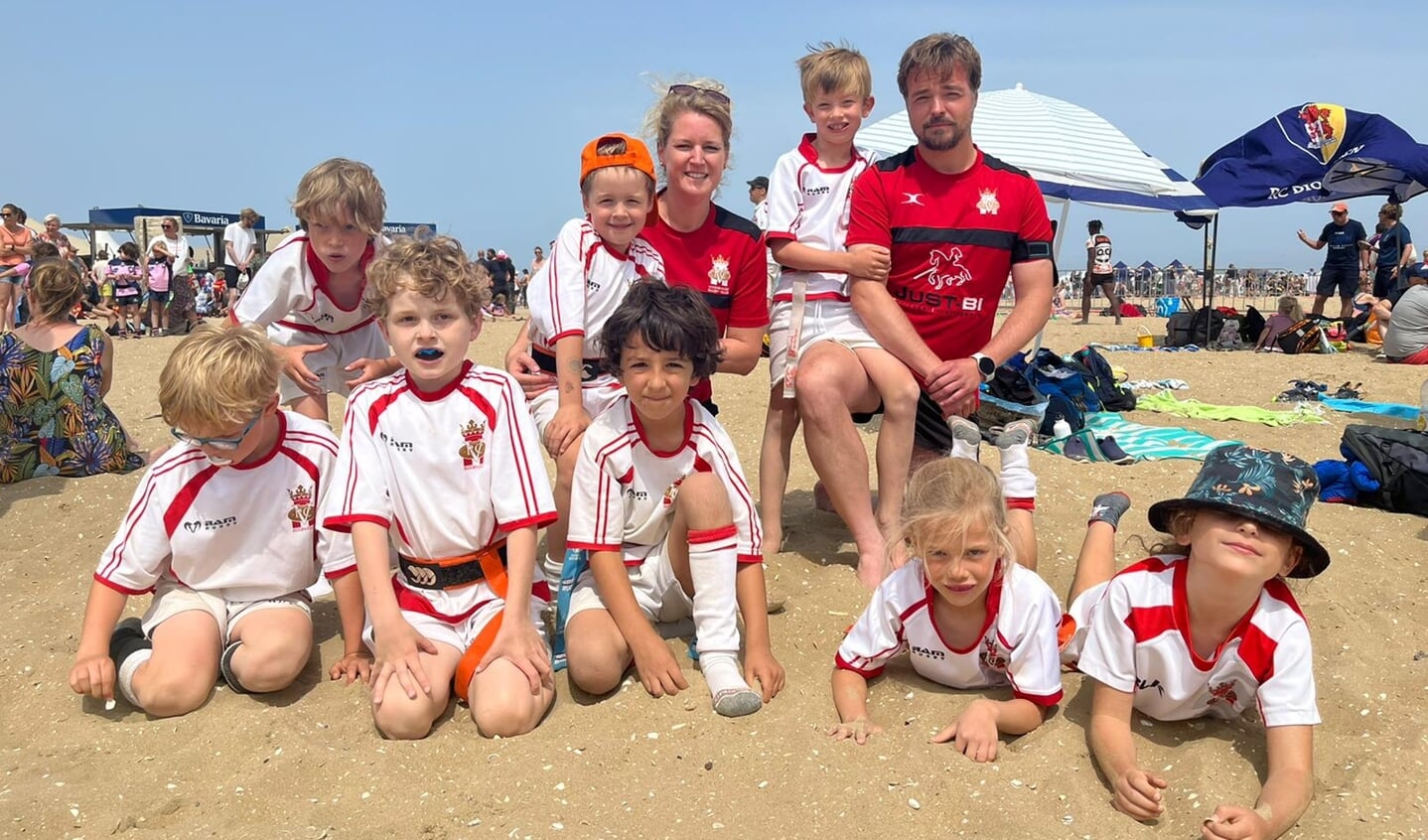 Het winnende team op het strand. (Foto: PR) 