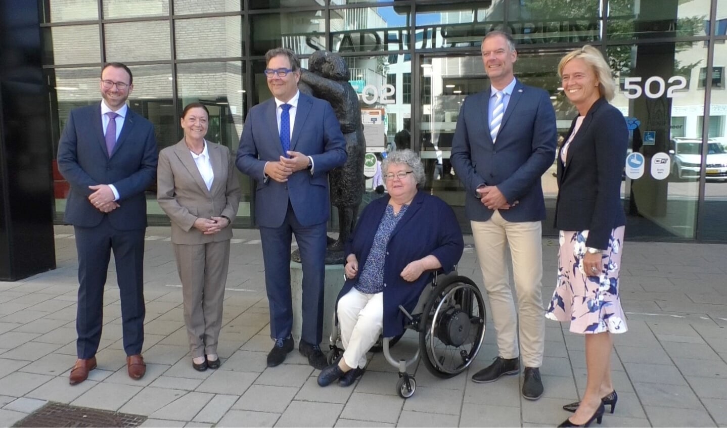 De zes nieuwe wethouders. Foto: Fred Wolters