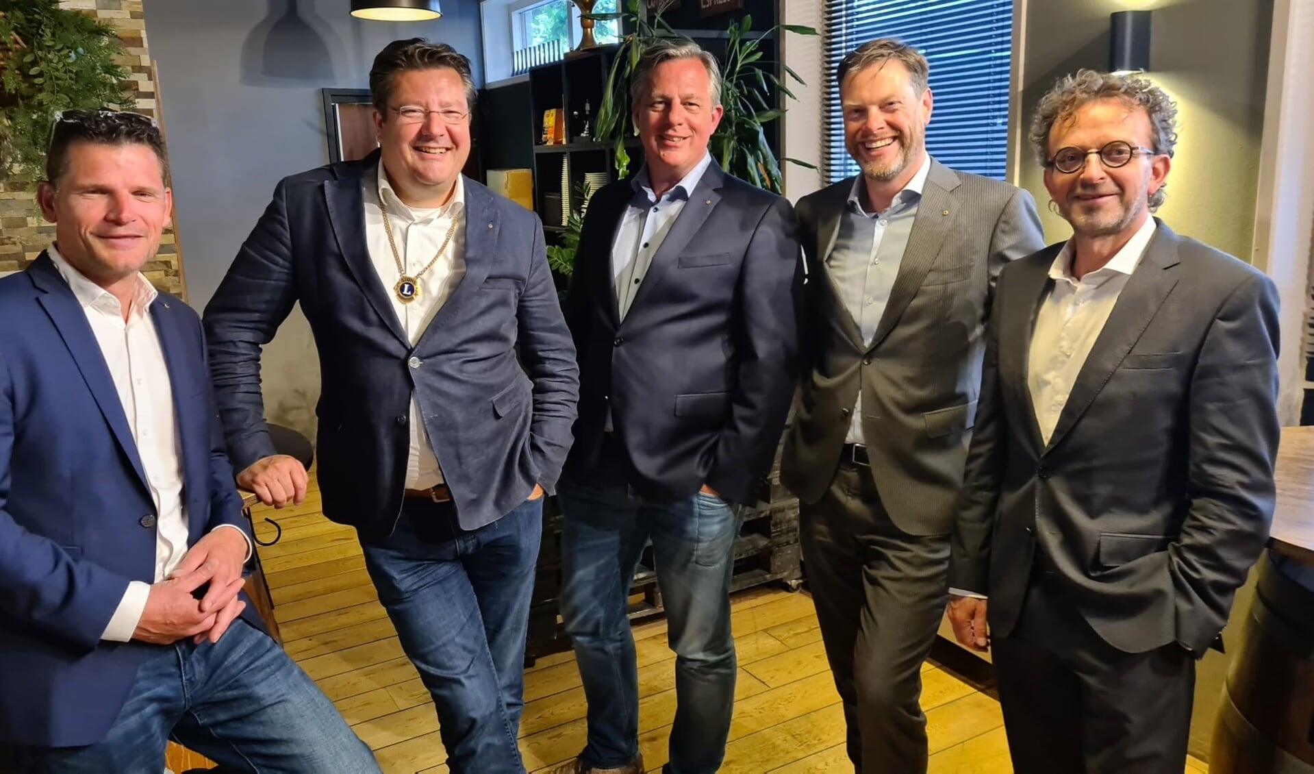 Het nieuwe bestuur van de Lions Club Nootdorp-Pijnacker. Van links naar rechts: Oscar van Buijtene (voormalig voorzitter), Bernard Minderhoud (voorzitter), Dirk-Jan Padmos (secretaris), Sander Olsthoorn (vice-voorzitter) en Johan Eikelenboom (penningmeester).
