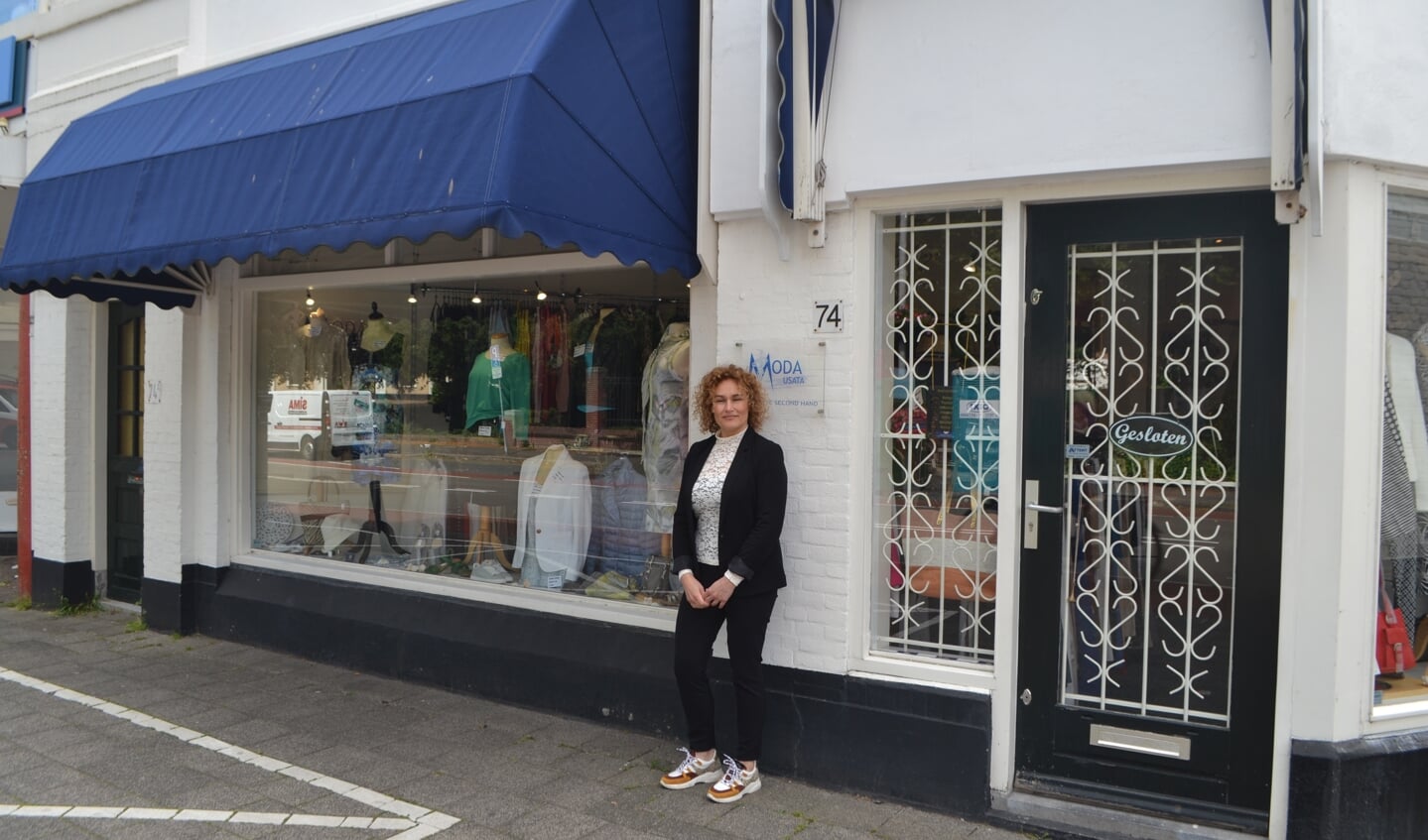 Lilian voor haar secondhand boutique Moda Usata aan de Parkweg 74 in Voorburg (Foto: Inge Koot).