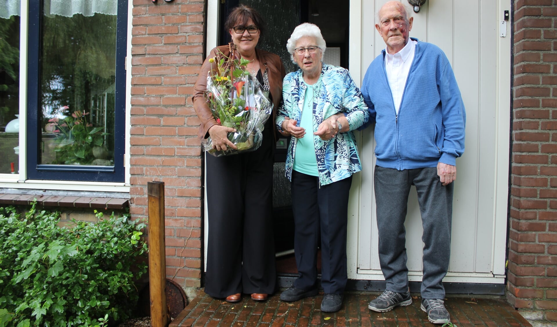Locoburgemeester Hanneke van de Gevel bezocht het echtpaar en luisterde aandachtig naar het hele levensverhaal.