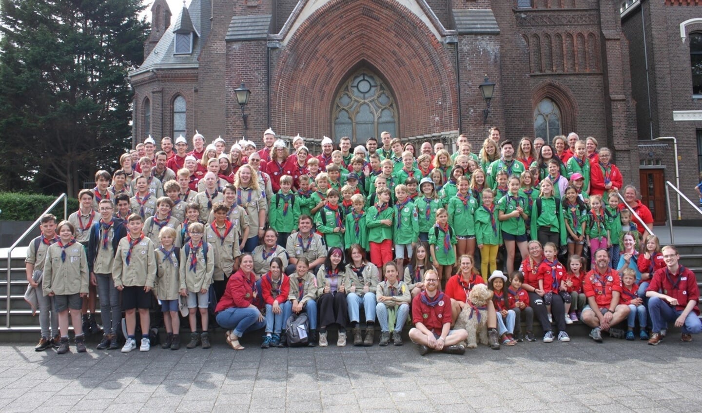 Traditiegetrouw werd het kamp afgetrapt met voor het eerst in drie jaar weer een groepsfoto op de trappen van de Martinuskerk in Voorburg,