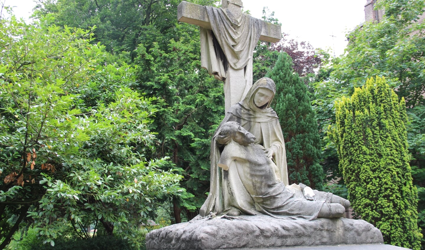 ‘Piëta’, van Johannes Petrus Maas en zonen, 1899. Oosteinde 56 (Begraafplaats St. Martinuskerk) Voorburg. (Foto: Marian Kokshoorn)