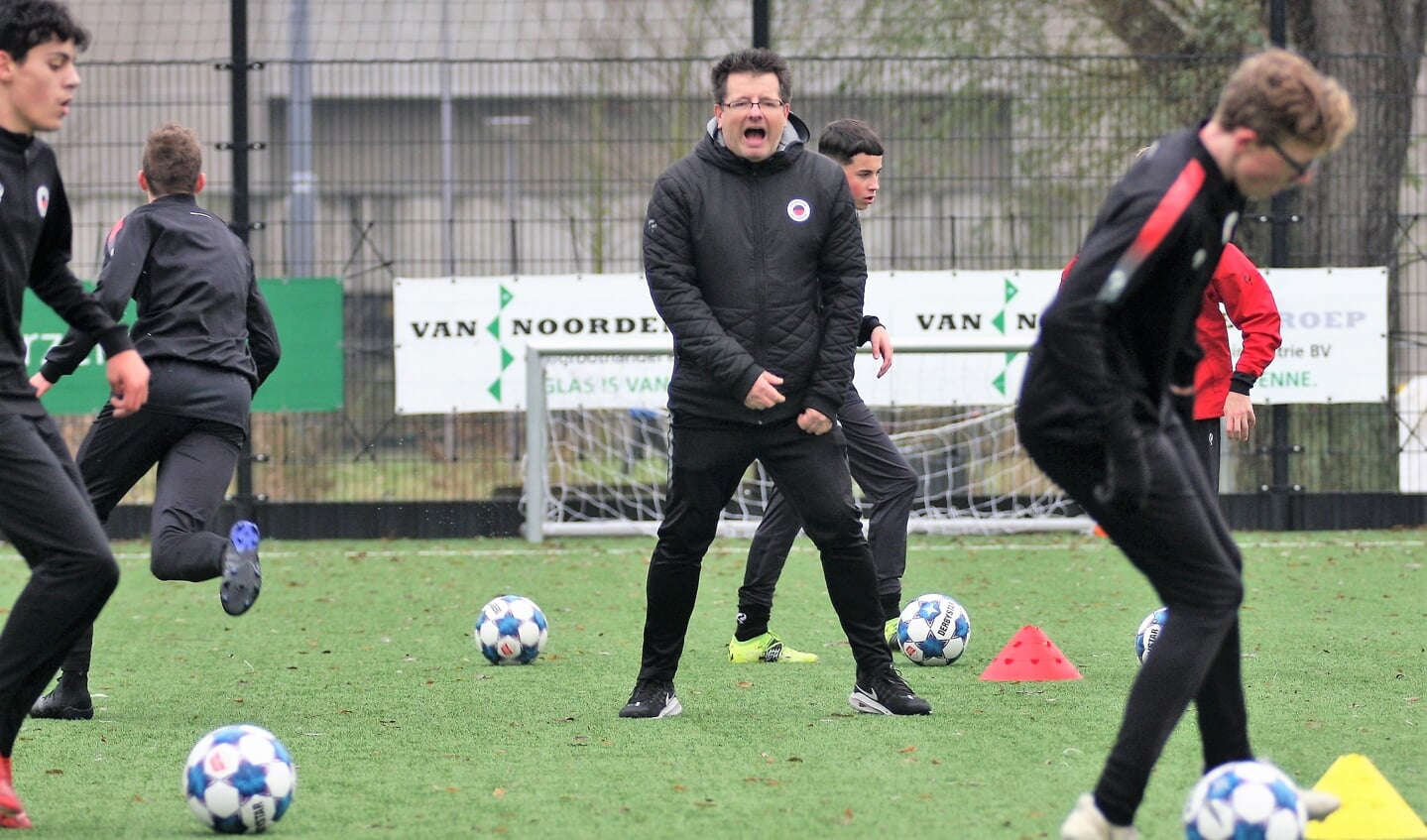 Marco van Lochem nam als Hoofd Jeugd Opleidingen nog regelmatig jeugdtrainingen op zich bij Excelsior (foto: AW).