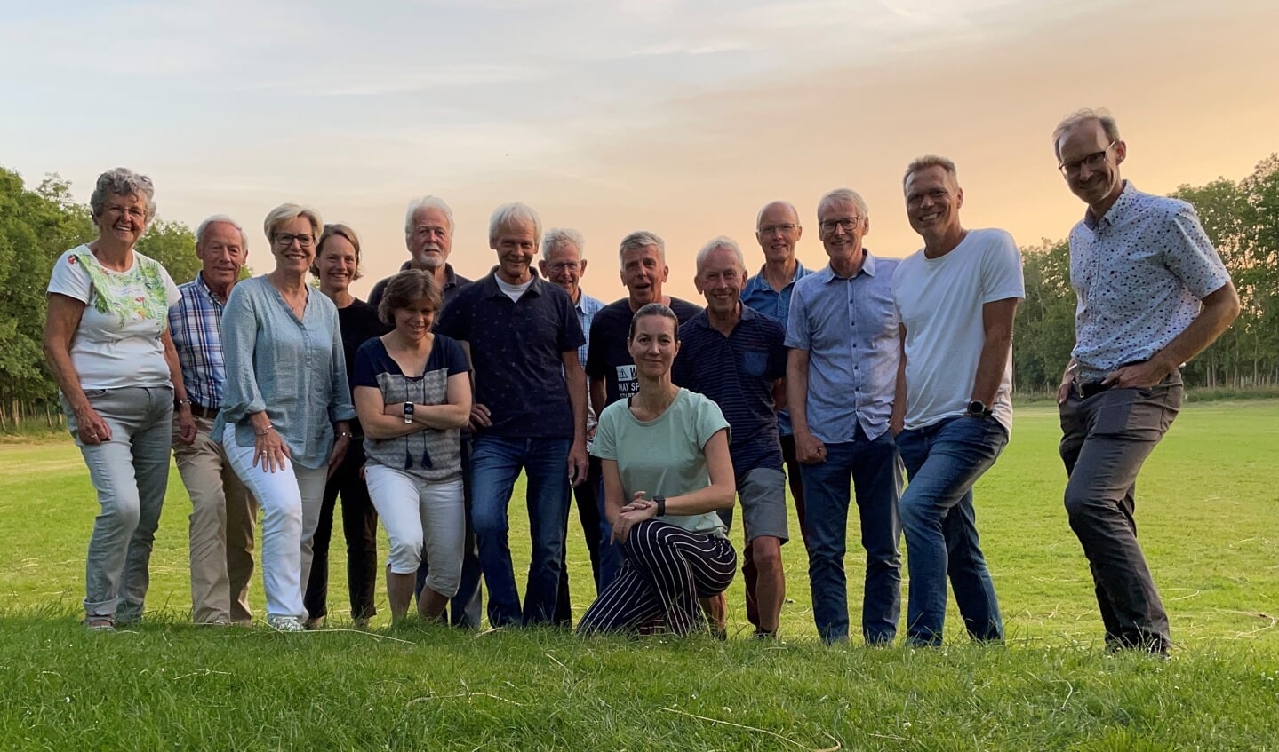 Een foto van het kernteam van de Halve Marathon Oostland. Nieuwe medewerkers/bestuursleden en bestaande ‘functionarissen’ staan zusterlijk en broederlijk door elkaar.